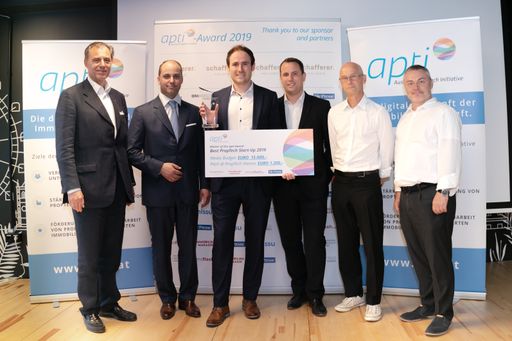 Die fünfköpfige Jury des apti-Awards 2019 mit dem
Gewinnerprojekt. v.l.n.r.: Eugen Otto (Otto Immobilien), Markus
Schafferer (Schafferer Holding), Alexander Roth (iDWELL), Rudi Fries
Jr. (Fries Holding), Erich Ebenkofler (Die Presse) und Markus Ertler
(Business Angel).