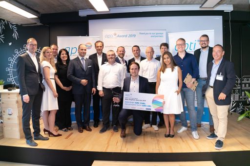 Vorschau Bild von Der apti Vorstand zusammen mit der apti-Award Jury
und allen Startup Finalisten. v.l.n.r.: Jörg Buss, Iris Einwaller,
Hannes Ambacher, Julia Arlt, Markus Schafferer, Eugen Otto, Markus
Ertler, Chris Bone, Alexander Roth, Rudi Fries Jr., Erich
Ebenkofler, Julian Vogel, Rhina Portillo, Paul Huelsmann, Sascha
Donner und Martin Bittner (Moderation).