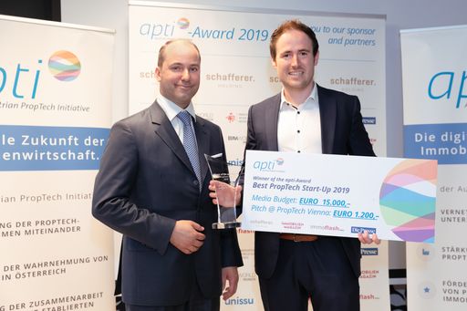 Markus Schafferer, Hauptsponsor und Jurymitglied
des apti-Awards 2019 mit dem Gründer des Gewinner-Startups.
v.l.n.r.: Markus Schafferer (Eigentümer Schafferer Holding) und
Alexander Roth (Gründer iDWELL).