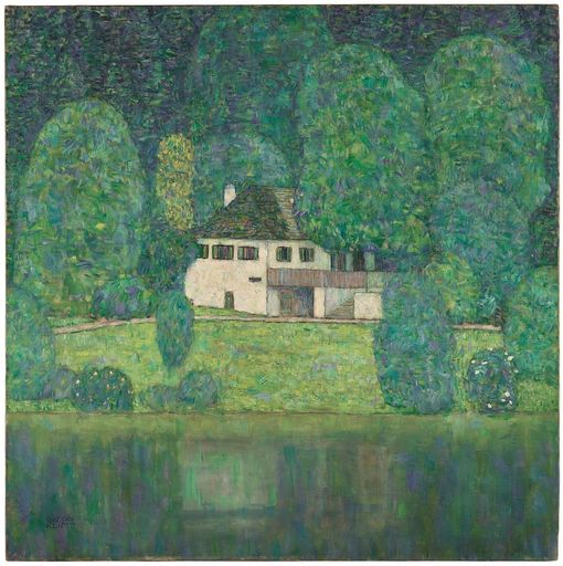 Die stimmungsvolle Landschaft war im Erstbesitz der Klimt-Sammler
Otto und Eugenia Primavesi und ist seit 2018 eine Dauerleihgabe aus
Privatbesitz im Wiener Leopold Museum. Nun, nach über 100 Jahren,
kehrt sie für kurze Zeit – bis 14. Juli 2019 – an den genius loci
zurück. Das ursprünglich von der Brauerei Litzlberg als Lagerkeller
errichtete Gebäude war zu Klimts Zeit eine beliebte Jausenstation
und ist heute ein traditionsreiches Restaurant. Im Gemälde ist das
Haus zweidimensional in die Bildmitte gesetzt und versinkt,
hell-weiß leuchtend und vom See isoliert, im nuancenreichen
Grün-Blau der Baumlandschaft. Lediglich die rosa blühenden
Heckenrosen am Seeufer durchbrechen die blau-grüne Farbpalette.