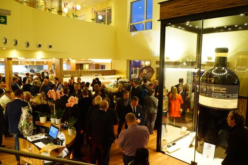 Vorschau Bild von Größte Flasche der Welt befüllt mit 100 Days Rekordwein im
Restaurant Engel Wang Fu in Vorarlberg