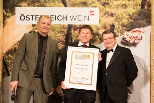 Weinpate Martin Kusej, designierter Direktor des
Wiener Burgtheaters, Winzer Robert Keringer und ÖWM Chef Willi
Klinger bei der feierlichen Übergabe der Urkunde zum SALON Sieg.