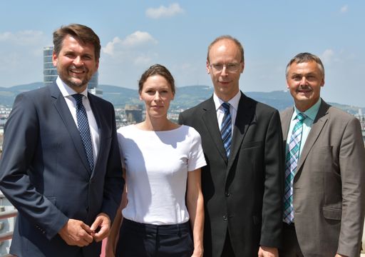 v.l.n.r.: Peter Lehner / Vorsitzender des
SVS-Überleitungsausschusses, Priv.-Doz. Dr.med.univ. Eva Hilger /
designierte SVS-Chefärztin, DI Dr. Hans Aubauer / designierter
SVS-Generaldirektor, Ludwig Schurm / stellvertretender Vorsitzender
des SVS-Überleitungsausschusses
