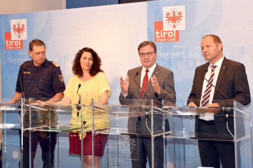 Vorschau Bild von Präsentierten heute die neuen Maßnahmen, um dem
Ausweichverkehr entgegenzuwirken (v.li.): Oberst Markus Widmann,
Leiter Verkehrsabteilung der Polizei, LHStvin Ingrid Felipe, LH
Günther Platter und LHStv Josef Geisler.