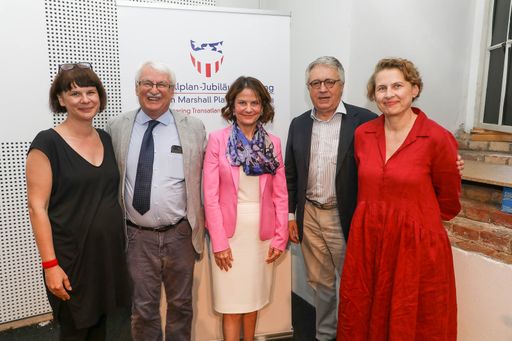 Vorschau Bild von Prof. Alexandra Ganser von der Universität Wien,
Prof. Günter Bischof vom Center Austria der University of New
Orleans, Robin L. Dunningham, Gesandte Botschaftsrätin der
US-Embassy in Wien, Dr. Wolfgang Petritsch, Präsident der
Marshallplan-Jubiläumsstiftung sowie Dr. Monika Platzer, Leiterin
der Sammlung des Architekturzentrums. (v.l.n.r.)