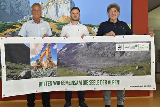 Vorschau Bild von Im Rahmen der Pressekonferenz (v.l.): Robert
Renzler (Generalsekretär Österreichischer Alpenverein), Josef
Schrank (Alpenschutzexperte WWF Österreich) und Leopold Füreder
(Voristzender Naturfreunde Tirol).