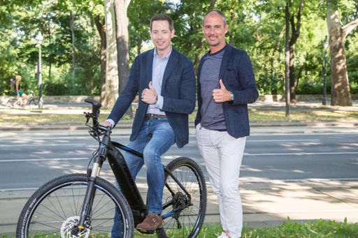  https://www.apa-fotoservice.at/galerie/18919 Im
Bild v.l.n.r.: Thorsten Schmitz (Geschäftsführer Intersport Austria
GmbH) und David Tews (Ressortleiter Marketing Intersport Austria
GmbH und Intersport Deutschland eG)