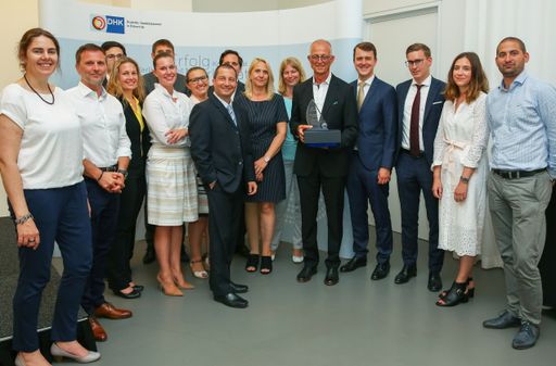 Die Mentees des 5. Cross Mentoring Programms der
Deutschen Handelskammer in Österreich bei der Abschlussfeier mit
Programmleiter Karl Strobel (Mitte).
