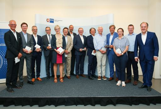 Vorschau Bild von Die Mentoren des 5. Cross Mentoring Programms der
Deutschen Handelskammer in Österreich bei der Abschlussfeier mit
Programmleiter Karl Strobel (ganz links) und DHK
Hauptgeschäftsführer Thomas Gindele (ganz rechts).