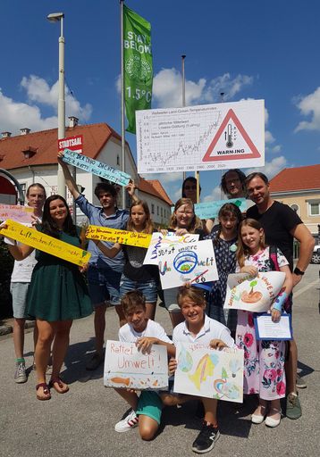  Traiskirchen ruft als 1. österreichische Stadt den
„Climate Emergency“ – den Klimanotstand aus. Bgm. Andreas Babler mit
den AktivistInnen der Friday for Future-Bewegung und SchülerInnen
aus Traiskirchen