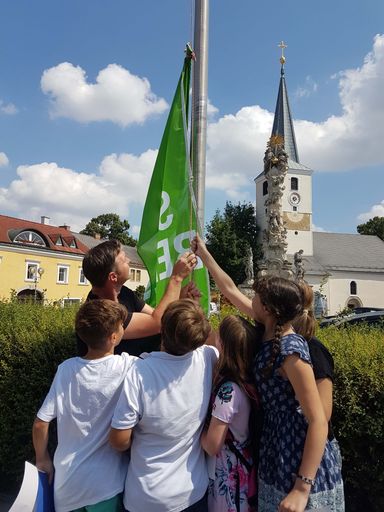Vorschau Bild von Traiskirchen ruft als 1. österreichische Stadt den
„Climate Emergency“ – den Klimanotstand aus. Bgm. Andreas Babler
hisst gemeinsam mit Traiskirchner SchülerInnen eine Fahne als Symbol
der Resolution.