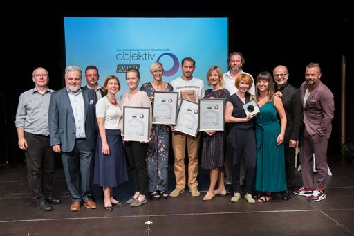 https://www.apa-fotoservice.at/galerie/17531
Gewinnerinnen und Gewinner sowie Initiatoren des Objektiv 2019 im
Wiener Metropol (v.l.n.r.): Ulrich Schnarr (Landesinnung der
Berufsfotografen), Johannes Bruckenberger (APA), Michael Lang (APA,
Moderation), Luzia Strohmayer-Nacif (APA-PictureDesk), Marie-Theres
Fischer (in stv. Für Helmut Fohringer/APA), Nina Strasser (freie
Fotografin), Heinz Stephan Tesarek (ZWISCHENZEIT ONLINE), Nana
Siebert (Der Standard), Leonhard Foeger (Reuters), Lisi Niesner
(Reuters), Zuzanna Piekarska (Reuters), Heinz Mitteregger
(Bundesinnung der Berufsfotografen), Kai Pfaffenbach (Reuters)