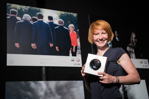 Vorschau Bild von Lisi Niesner, Gesamtsiegerin des Objektiv 2019, vor
ihrem „Pressebild des Jahres“.