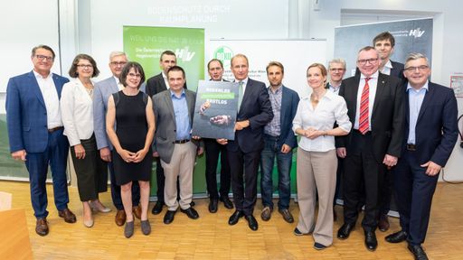 Dr. Alfred Kollar, Vorstandsvorsitzender Oberwarter
Siedlungsgenossenschaft; Dr. Christine Haiden, Präsidentin OÖ.
Presseclub, Chefredakteurin „Welt der Frauen“; Mag. Alfred Riedl,
Präsident Österreichischer Gemeindebund; Univ.Prof. Dr. Silvia
Tobias, Forschungsanstalt für Wald, Schnee und Landschaft WSL,
Schweiz; Ass.Prof. DI Dr. Walter Seher, BOKU-IRUB; Univ.Prof. Dr.
Gernot Stöglehner, BOKU-IRUB; Josef Moosbrugger, Präsident
Landwirtschaftskammer Österreich; Dr. Kurt Weinberger,
BOKU-Universitätsratsvorsitzender und ÖHV-Vorstandsvorsitzender; DI
Christian Härtel, Leiter räumliche Entwicklung, MA22, Wien;
Univ.Prof. DI Dr. Marianne Penker, BOKU-INWE; DI Franz Grossauer,
MAS, BOKU-IRUB; Mag. Johannes Tratter, Landesrat Tirol; Univ.Prof.
Dr. Stefan Siedentop, ILS Dortmund; DI Dr. Josef Schwaiger,
Landesrat Salzburg