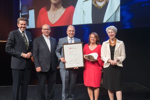  In der Kategorie „Industrie“ wurde W&H mit Bronze
ausgezeichnet. Im Bild v. l. n. r.: Dr. Harald Mahrer
(WKO-Präsident), Mag. Siegfried Menz (Bundesspartenobmann der
Bundessparte Industrie), KommR DI Peter Malata (W&H-Geschäftsführer)
und seine Frau Mag. Daniela Malata (Mitglied der
W&H-Geschäftsleistung) sowie Mag. Elisabeth Udolf-Strobl
(Bundesministerin für Digitalisierung und Wirtschaftsstandort).