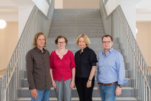  Foto 1: Das neue Rektoratsteam der Kunstuniversität Linz
(v.l.n.r.): Frank Louis, Karin Harrasser, Brigitte Hütter und Erik
Aigner © Mark Sengstbratl