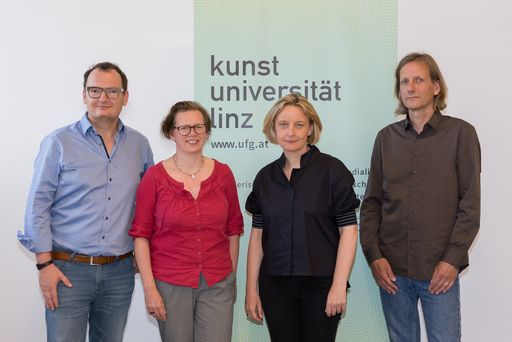 Vorschau Bild von Foto 2: Das neue Rektoratsteam der Kunstuniversität Linz
(v.l.n.r.): Erik Aigner, Karin Harrasser, Brigitte Hütter und Frank
Louis © Mark Sengstbratl