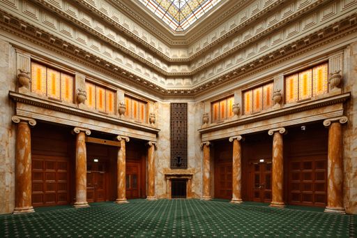 Vorschau Bild von Die Beletage des geschichtsträchtigen Gebäudes
beherbergt einige prunkvolle Räume die nicht nur aufgrund des
Denkmalschutzes natürlich vollständig erhalten bleiben.