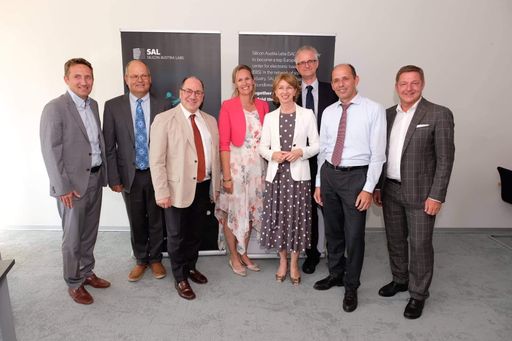 nach der Unterzeichnung des Verschmelzungsvertrags
von links nach rechts: Dr. Thomas Lüftner (SAL), Dipl.-Ing. Werner
Luschnig (SAL), SL-Stv. Mag. Ingolf Schädler (BMVIT), Dr. Christina
Hirschl (CTR), LH-Stv. Dr.in Gaby Schaunig (Land Kärnten), Dr. Klaus
Bernhardt (FEEI), Dr. Werner Scherf (CTR), Bürgermeister Günther
Albel (Stadt Villach)