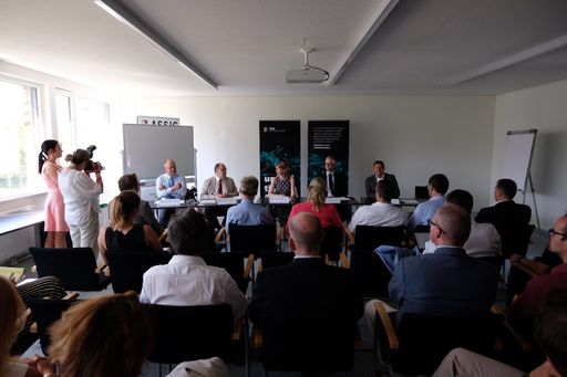 Vorschau Bild von während der Pressekonferenz anlässlich der
Unterzeichnung des Verschmelzungsvertrags zwischen Silicon Austria
Labs (SAL) & Carinthian Tech Research (CTR)