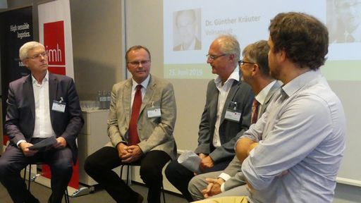  Die Experten diskutieren ihre Meinungen zur Zukunft
der Pflege: Welche Veränderungen werden erwartet und wie kann
reagiert werden?