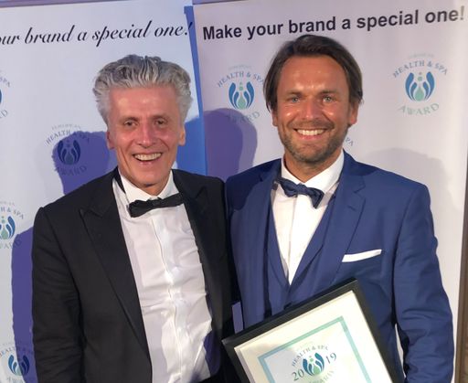 Harald Kitz als "Health & SPA Persönlichkeit Europas",
ausgezeichnet bei den European Health & SPA Awards am 25. Juni 2019
in Wien Im Bild (von links nach rechts): Norbert Hintermayer
(European Health & SPA Awards) und Harald Kitz Fotocredit:
www.haki.cc