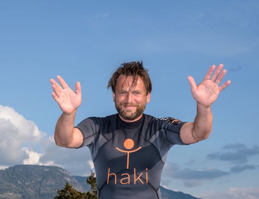 Vorschau Bild von Harald Kitz, Geschäftsführer haki - klarer kopf - klarer weg Der
Spa-Experten, Coach und Unternehmensberater wurde am 25. Juni 2019,
in Wien, bei den European Health & SPA Awards, als "Health & SPA
Persönlichkeit Europas" ausgezeichnet.