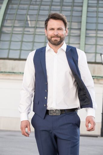 Vorschau Bild von Harald Kitz, Geschäftsführer haki - klarer kopf - klarer weg Der
Spa-Experten, Coach und Unternehmensberater wurde am 25. Juni 2019,
in Wien, bei den European Health & SPA Awards, als "Health & SPA
Persönlichkeit Europas" ausgezeichnet.