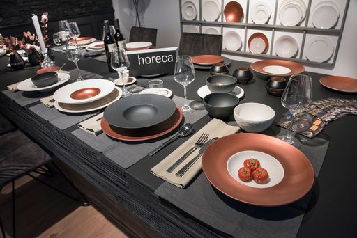 Geschirr im HoReCa-Areal der Messe Frankfurt.