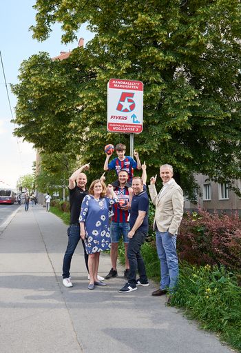  FIVERS und Gewista: Neue Hinweistafeln leiten den
Weg zu Wiens bestem Handballclub. V.l.n.r. FIVERS Manager Thomas
Menzl, Bezirksvorsteherin Mag.a Susanne Schaefer-Wiery,
FIVERS-Spielmacher Vytas Ziura, Nachwuchstalent Julius Fuchs,
Gemeinderat Mag. Stephan Auer-Stüger und
FIVERS-Kuratoriumsvorsitzender und Gewista CEO Franz Solta vor einer
der neuen FIVERS-Hinweistafeln in Margareten.