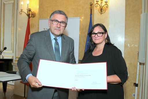  Gruppenleiterin des Bildungsministeriums Mag.
Karoline Meschnigg übergibt die Urkunde an Prof. Georg Steiner