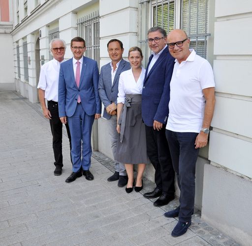 Vorschau Bild von KR Manfred Grubauer (Aufsichtsratsvorsitzender des
TVL), Wirtschafts- und Tourismus-Landesrat Markus Achleitner, Klaus
Pippig (stellvertretender Vorsitzender des Aufsichtsrates des TVL),
Doris Lang-Mayerhofer (Stadträtin für Kultur und Tourismus) und KR
Robert Seeber (Bundesrat) gratulieren Tourismusdirektor Georg
Steiner zum Professorentitel ©Linz Tourismus