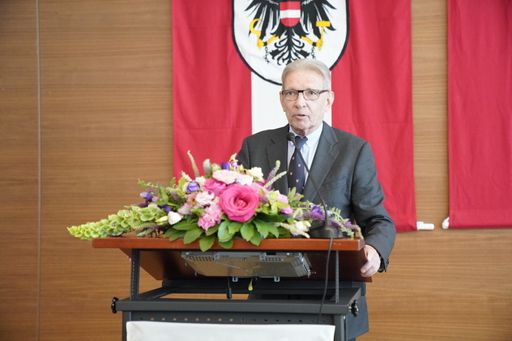 Verleihung des Goldenen Ehrenzeichens der Ärztekammer für seine
außerordentlichen Verdienste und sein unermessliches Engagement.