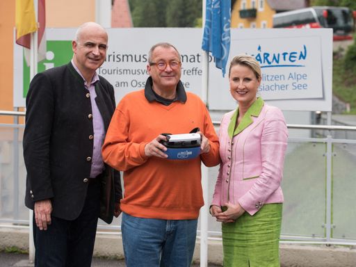 Mag. Wolfgang Kleemann, Generaldirektor der
Österreichischen Hotel- und Tourismusbank (ÖHT) zu Besuch im
Tourismusbüro Sattendorf. Im Bild (v.li.n.re.): Georg Overs,
Geschäftsführer der Region Villach Tourismus GmbH | Gen.Dir. KommR
Mag. Wolfgang Kleemann, ÖHT | Mag. Eva Hoffmann, Obfrau des TVB
Gerlitzen Alpe – Ossiacher See