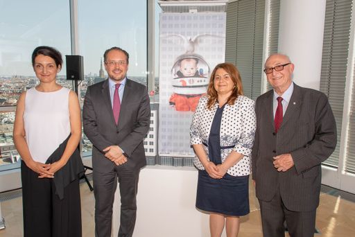 „Zukunftsträume“ verhüllen den Ringturm