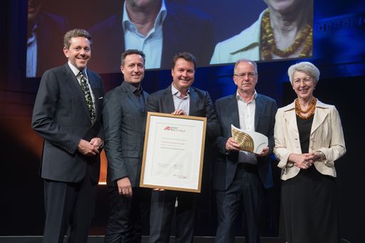 Gold-Preisträger in der Kategorie Tourismus und
Freizeitwirtschaft: Cineplexx Kinobetriebe GmbH, V.l.n.r.:
WKO-Präsident Harald Mahrer, KommR Markus Grießler (WK
Wien-Spartenobmann Tourismus und Freizeitwirtschaft), Mag Christof
Papousek und Ing. Christian Langhammer- Cineplexx , BM Elisabeth
Udolf-Strobl