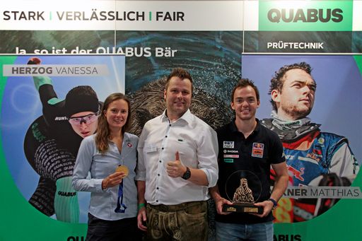  von links nach rechts Vanessa Herzog (Weltmeisterin
2019 über 500 m), QUABUS GF Christoph Hofstadler und Matthias
Walkner (Rallye Dakar Sieger 2018 und 2. Platz Rallye Dakar 2019).
QUABUS ist ein wertvoller, verlässlicher Sponsoring Partner und
gratuliert den beiden österreichischen Sportgrößen zu ihren
sportlichen Erfolgen.