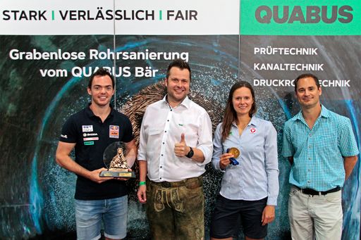 Vorschau Bild von von links nach rechts Matthias Walkner (Rallye
Dakar Sieger 2018 und 2. Platz Rallye Dakar 2019), QUABUS GF
Christoph Hofstadler, Vanessa Herzog (Weltmeisterin 2019 über 500 m)
und GF Andreas Beuntner Firma Ingutis, Die Gesprächsteilnehmer
gratulieren GF Hofstadler zum fünfjährigem Firmenjubiläum und den
wirtschaftlichen QUABUS-Erfolgen recht herzlich.
