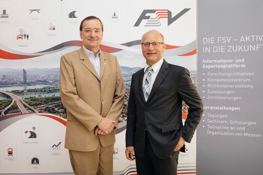  https://www.apa-fotoservice.at/galerie/19019 Wien -
Im Bild v.l.n.r.: Prof. Dr. Gerhard Gürtlich (BMVIT), Univ.-Prof. Dr.-
Ing. Martin Fellendorf (FSV-Vorstandsvorsitzender)