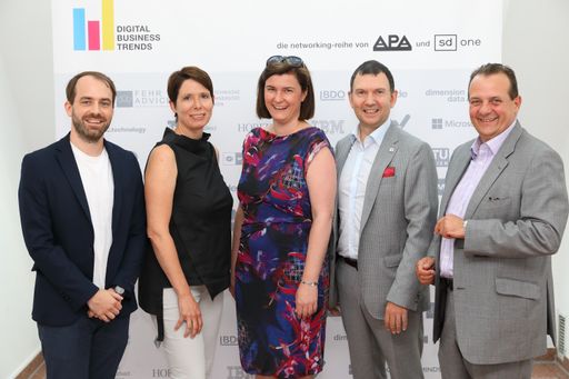 Vorschau Bild von https://www.apa-fotoservice.at/galerie/16153 Im Bild v.l.n.r.:
Christoph Truppe (Mindshare), Sabine Zinke (M.O.O.CON), Verena
Krawarik (APA – Austria Presse Agentur), Bernhard Wiesinger (A1
Telekom Austria), Thomas Stern (Braintrust)