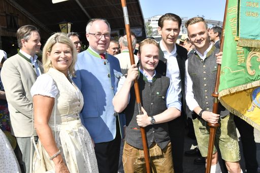  Kaiserwetter am Bauerntag in Wieselburg: Landwirtschaftskammer
NÖ-Präsident Johannes Schmuckenschlager, NÖ Bauernbunddirektorin
Klaudia Tanner, NÖ Bauernbundobmann LH-Stellvertreter Stephan
Pernkopf und Bundesparteiobmann Sebastian Kurz mit den Fahnenträgern
Peter Waldherr und Josef Huber.