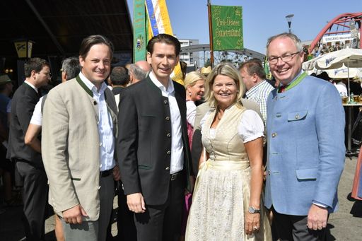 Vorschau Bild von Landwirtschaftskammer NÖ-Präsident Johannes Schmuckenschlager,
Bundesparteiobmann Sebastian Kurz und die Gastgeber des NÖ
Bauernbundes, Direktorin Klaudia Tanner sowie Obmann
LH-Stellvertreter Stephan Pernkopf.