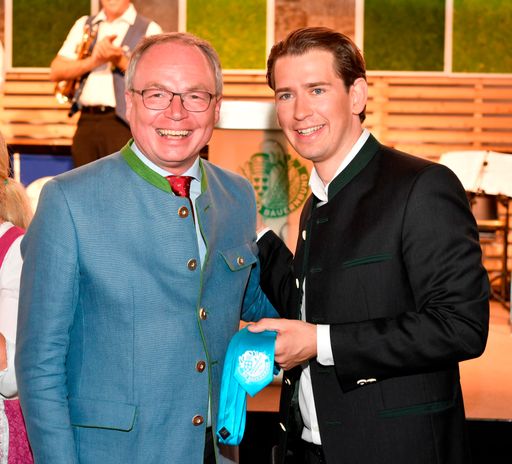 Vorschau Bild von NÖ Bauernbundobmann LH-Stellvertreter Stephan Pernkopf
überreichte Festredner Sebastian Kurz als Souvenir für künftige
Termine im Auftrag der heimischen Bäuerinnen und Bauern eine türkise
Bauernbundkrawatte.