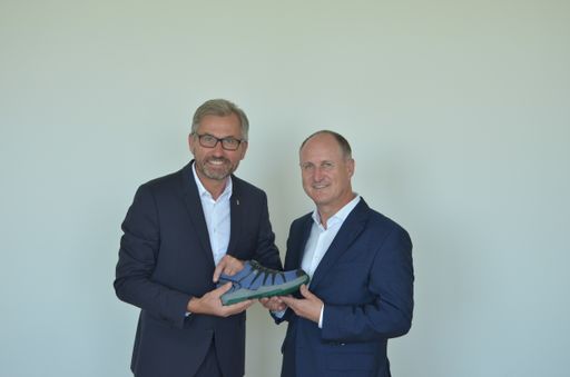  Thomas Rudolf Haider (links) übergibt an Dr. Horst König (rechts)