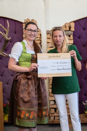 Vorschau Bild von Scheckübergabe: Martina Loidl (Verein Feuerball) und
Schirmherrin Juliane Bogner-Strauß