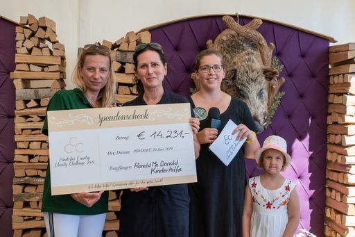 Vorschau Bild von Scheckübergabe: Schirmherrin Juliane Bogner-Strauß
und Sandra Jayet (Ronald McDonald Kinderhilfe)