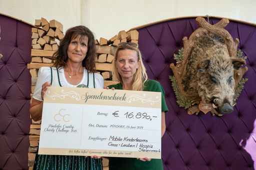 Vorschau Bild von Scheckübergabe: Ute Dolnicar (Mobiles Kinderteam
Palliativbertreuung) und Schirmherrin Juliane Bogner-Strauß