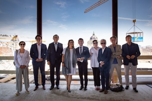 Vorschau Bild von v.l.n.r.: Künstlerin Brigitte Kowanz,
Bezirksvorsteher Markus Reiter, Kulturstadträtin Veronica
Kaup-Hasler, Sektionschef Jürgen Meindl, MQ Direktor Christian
Strasser, Künstlerin Eva Schlegel, Architekt Laurids Ortner,
Hans-Peter Wipplinger (Direktor Leopold Museum), Peter Weinhäupl
(Vorstandsvorsitzender Klimt Foundation)