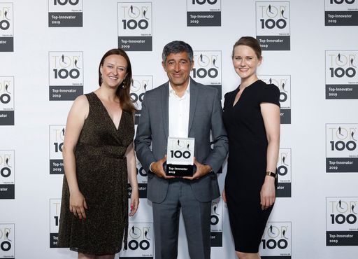 Top 100 Preisverleihung Ranga Yogeshwa_simpleshow-gmbh. Weiterer
Text über ots und www.presseportal.de/nr/111205 / Die Verwendung
dieses Bildes ist für redaktionelle Zwecke honorarfrei.
Veröffentlichung bitte unter Quellenangabe: "obs/simpleshow GmbH/©KD
Busch/compamedia"