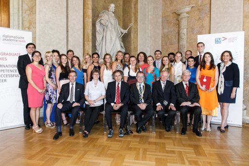 Vorschau Bild von Gruppenfoto vom Schluss mit allen Akteuren